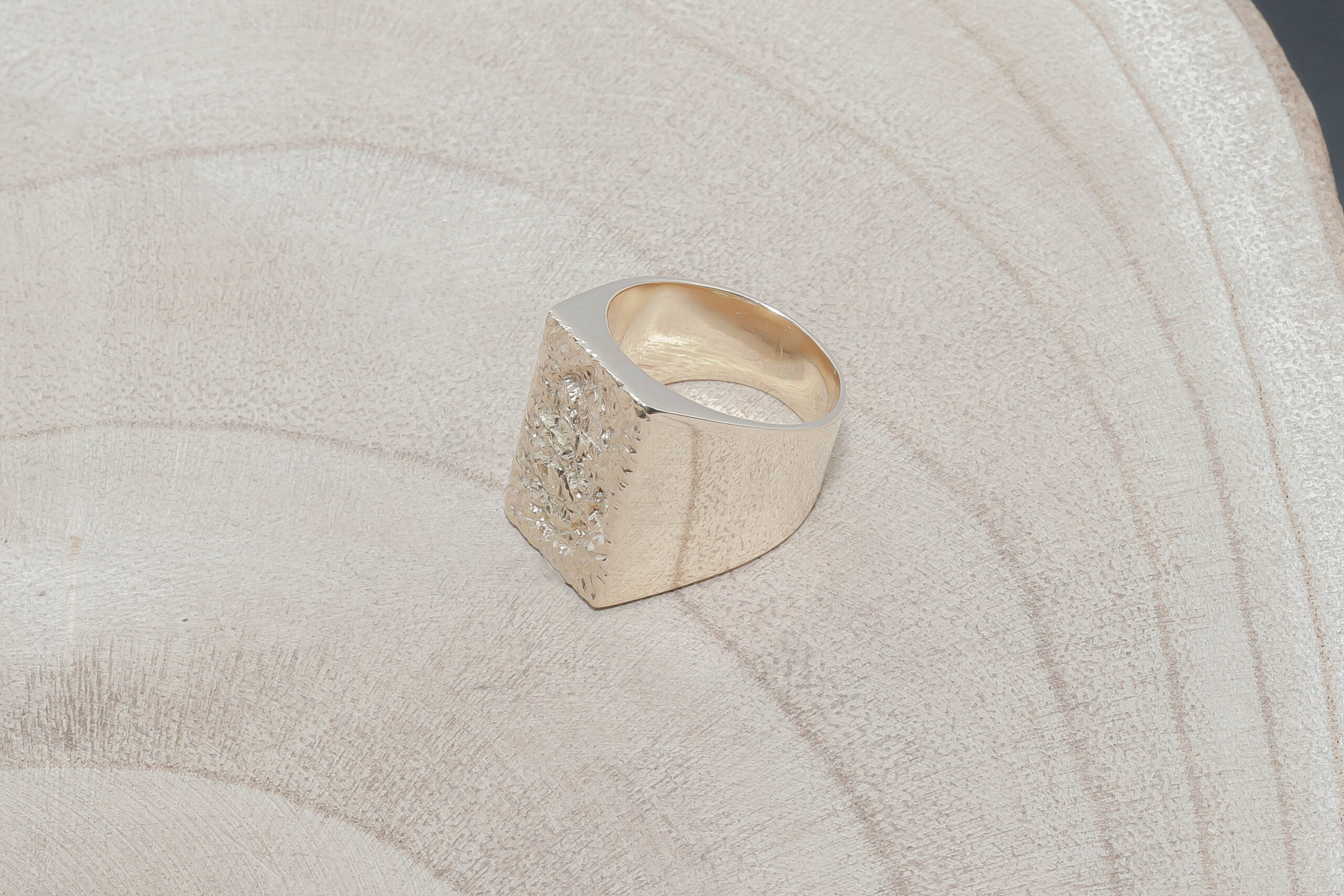 Herrering med matteret overflade i 14 karat guld
