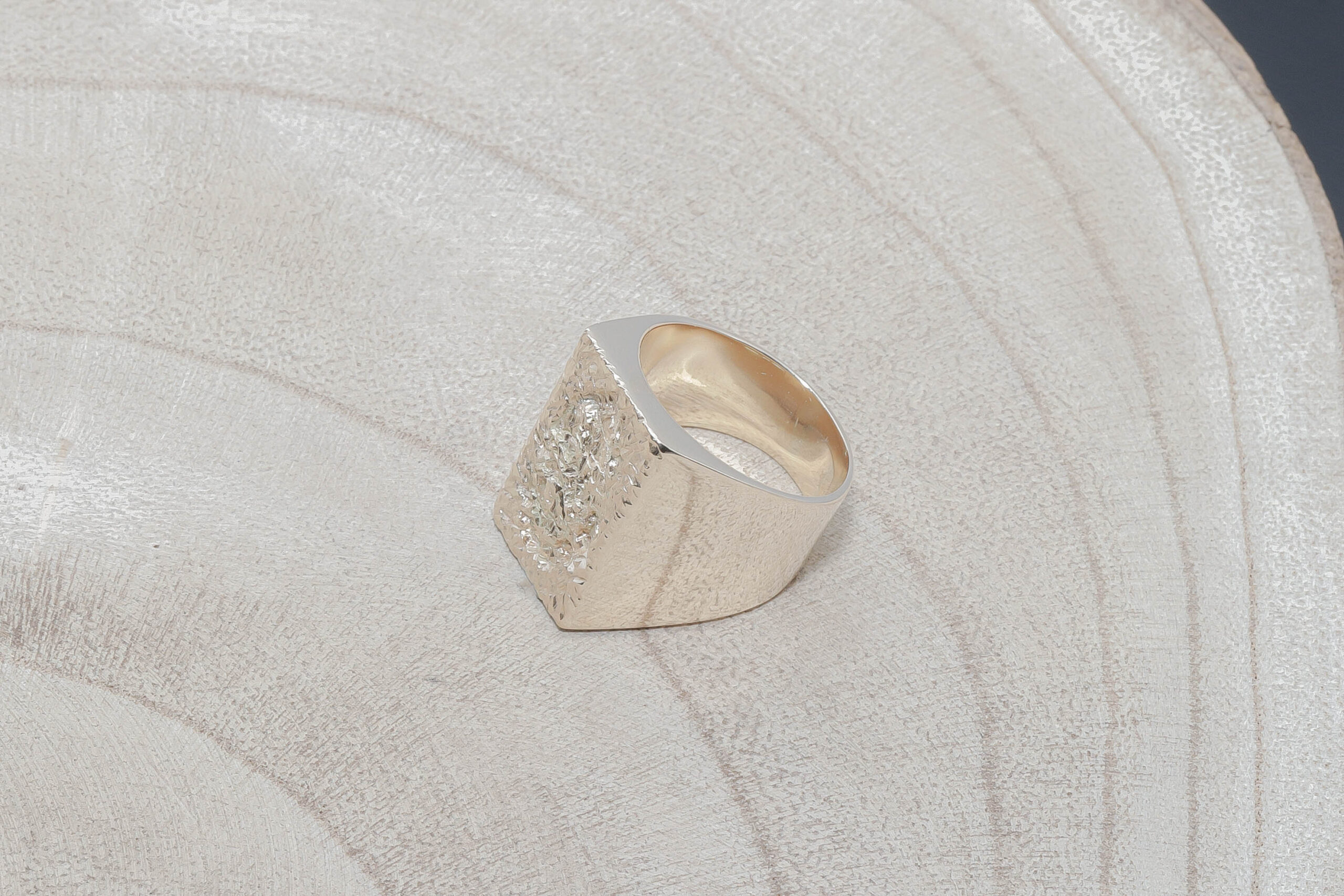 Herrering med matteret overflade i 14 karat guld
