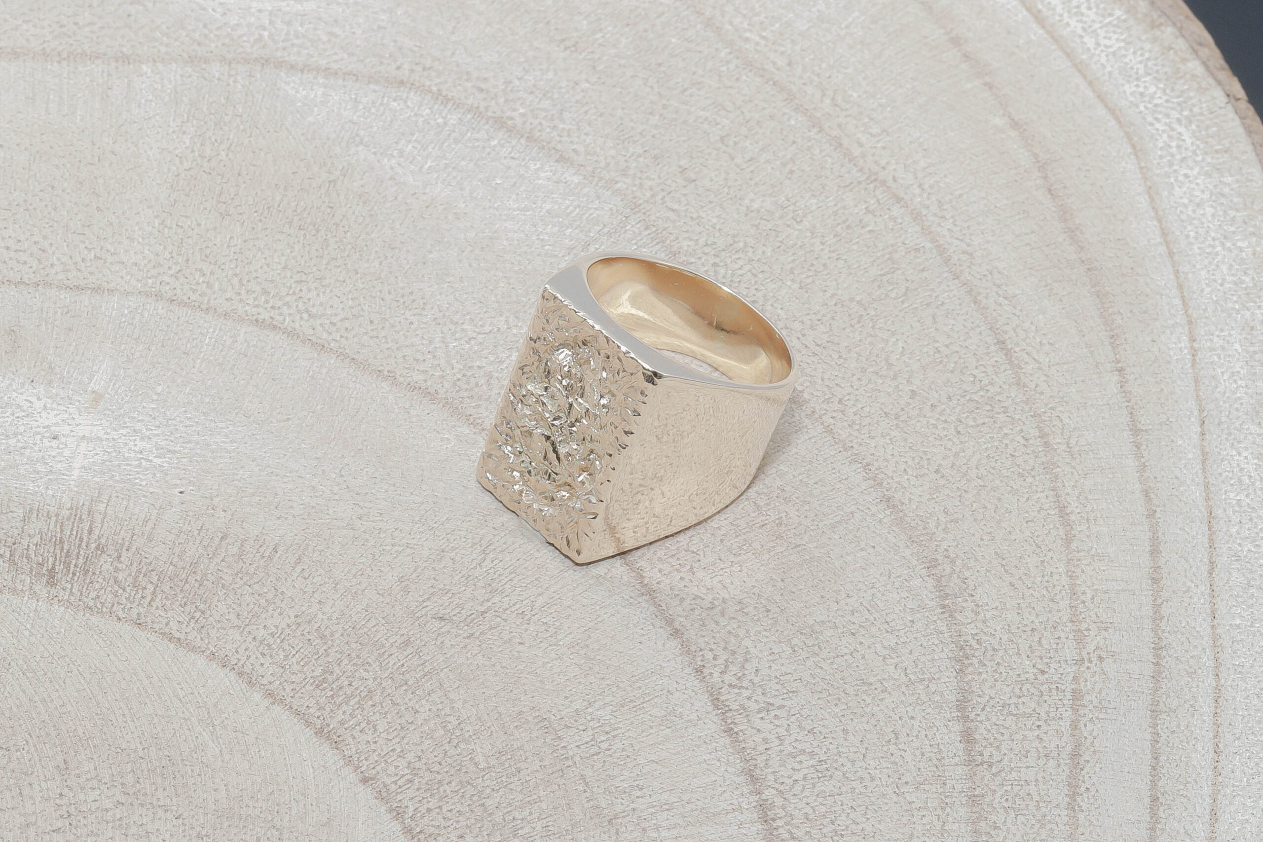 Herrering med matteret overflade i 14 karat guld