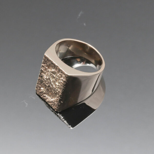 Herrering med matteret overflade i 14 karat guld