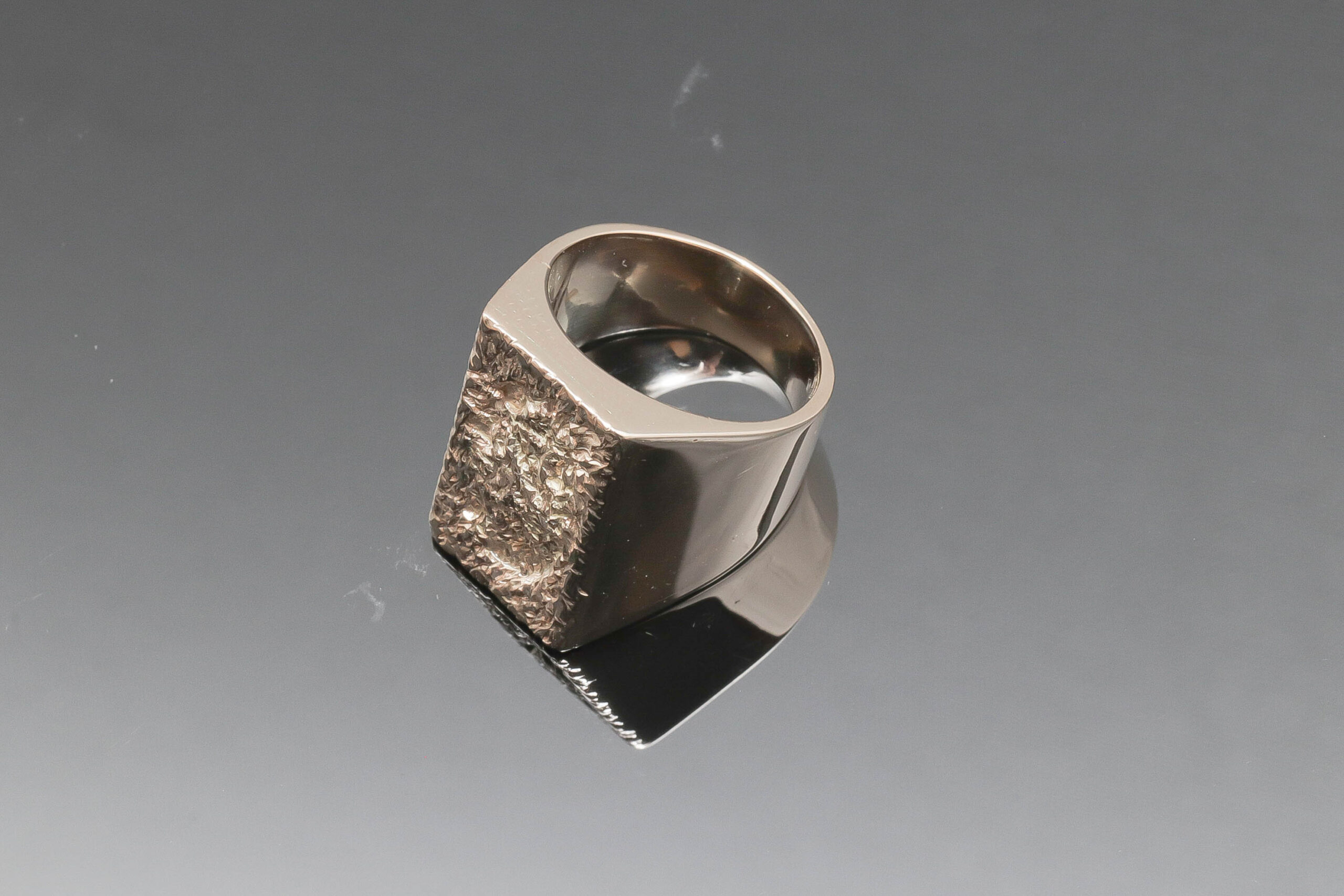 Herrering med matteret overflade i 14 karat guld