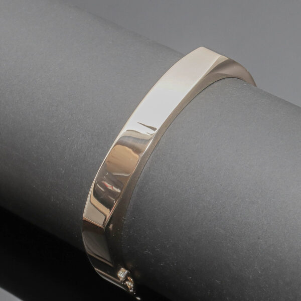 Elegant kvadratisk armring i 14 karat guld