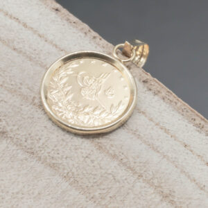 Vedhæng med kvart resat guldmønt i 22 karat guld