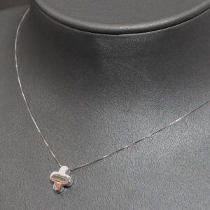 Hvidgulds halskæde med kors i 14 karat guld – stilren elegance