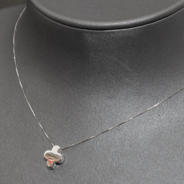 Hvidgulds halskæde med kors i 14 karat guld – stilren elegance