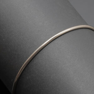 Massiv rundformet armring i 8 karat guld