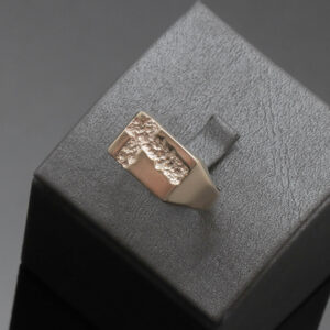 Ring med matteret overflade i 8 karat guld