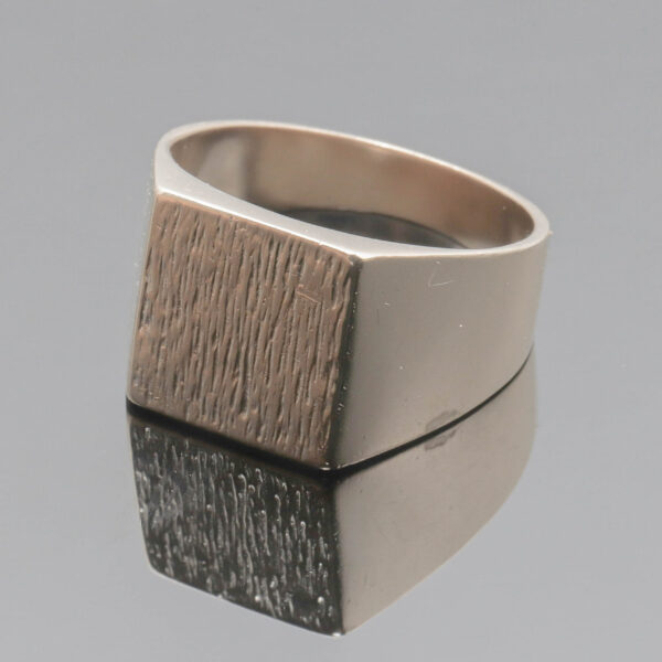 Ring med matteret overflade i 8 karat guld