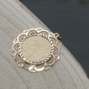 Vedhæng med resat guldmønt i 22 karat guld & dekorativ ramme i 14 karat guld