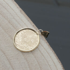 Vedhæng med resat guldmønt i 22 karat guld & ramme i 14 karat guld