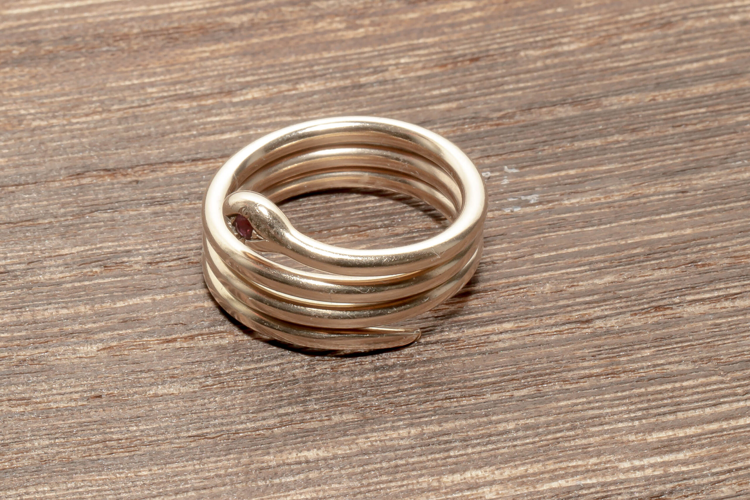Slange ring med rød sten i 14 karat guld
