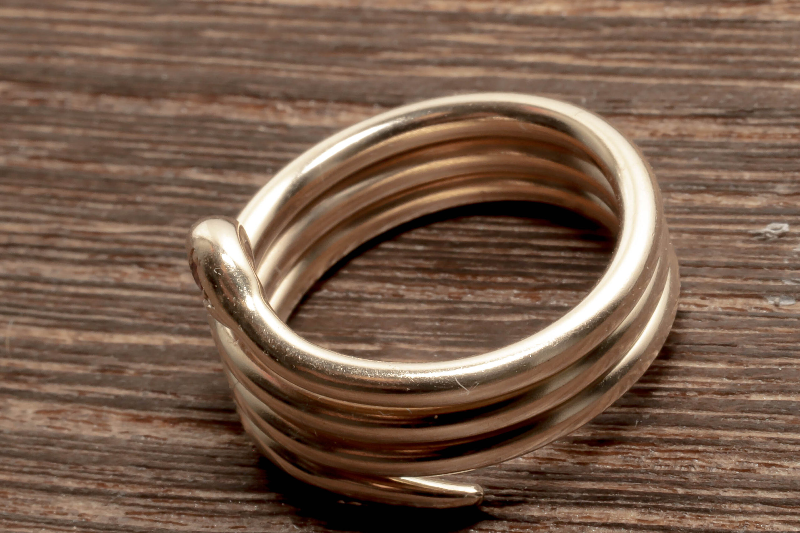 Slange ring med rød sten i 14 karat guld