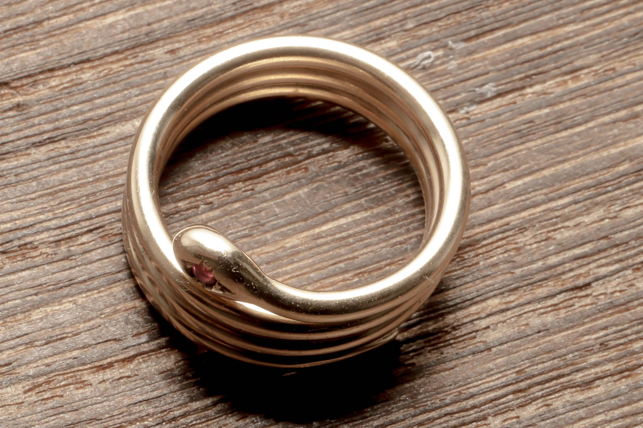 Slange ring med rød sten i 14 karat guld