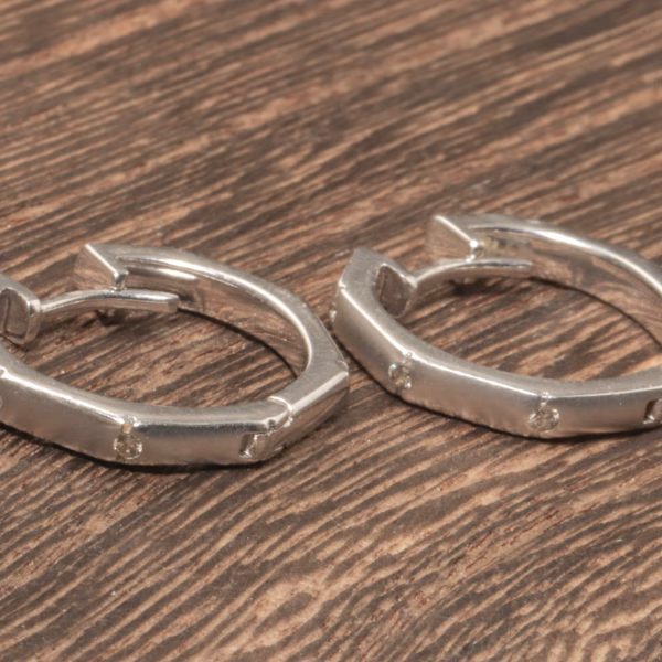 Creoler med 0,08ct diamanter i 18 karat hvidguld