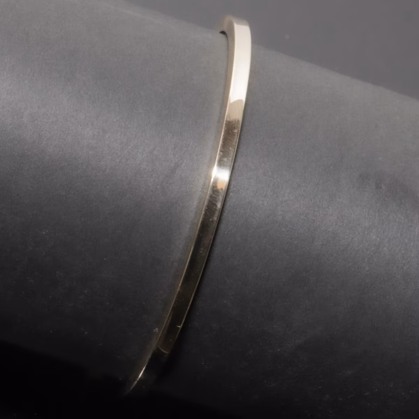 Kvadratisk armring i 14 karat guld