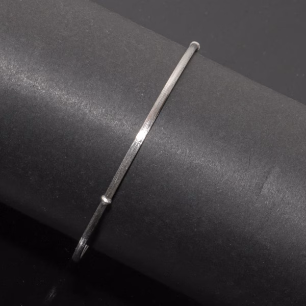 Matteret armring i 18 karat hvidguld