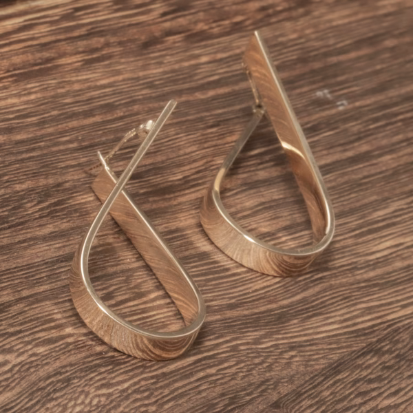 Elegante twist ørehængere i 14 karat guld