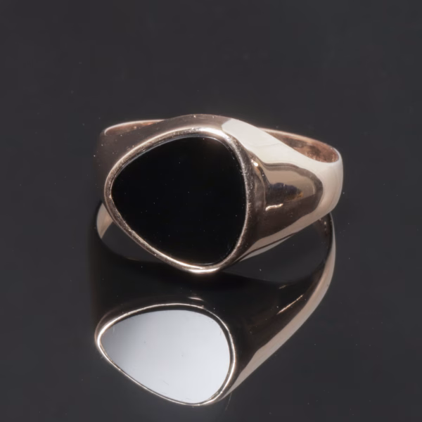 Herrering med sort onyx i 18 karat guld