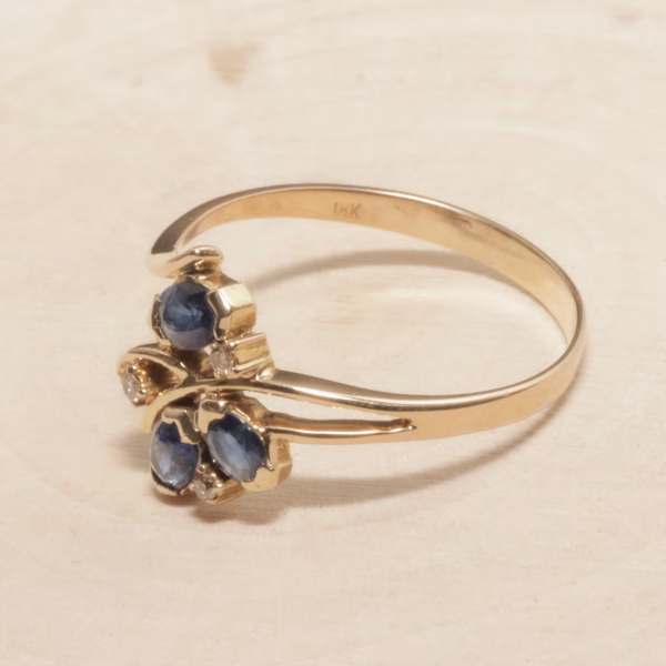 Dame ring med blå safir og diamanter i 18 karat guld