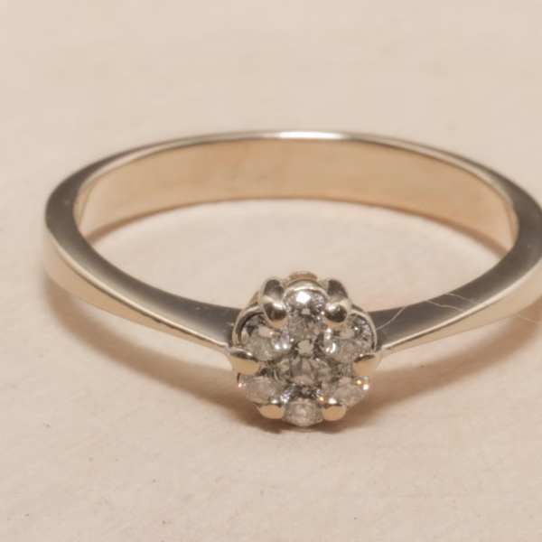 Elegant diamantring i 18 karat hvidguld