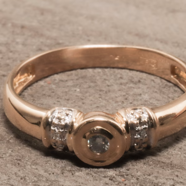 Elegant diamantring i 18 karat guld