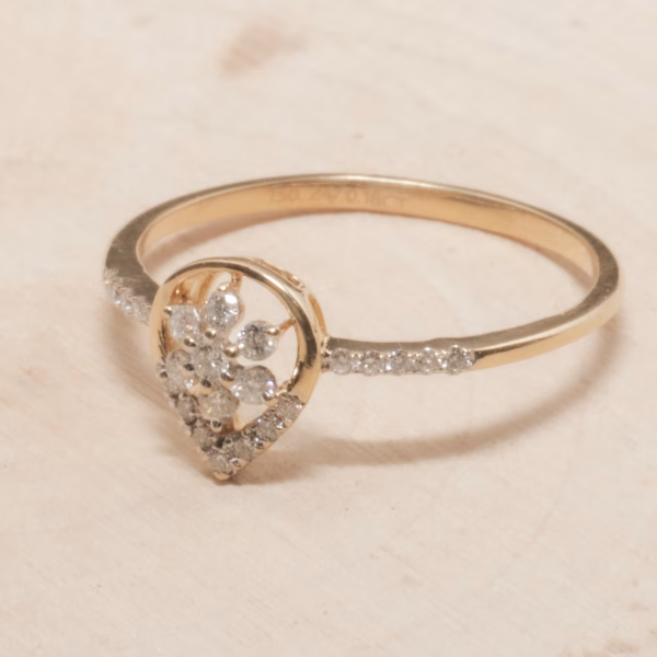 Elegant dråbe ring i 18 karat guld