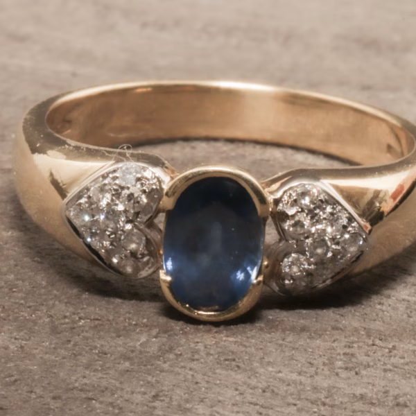 Elegant ring med diamanter og blå safir i 18 karat guld