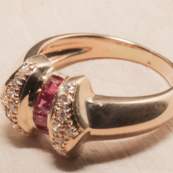 Elegant ring med diamanter og rubiner i 18 karat guld