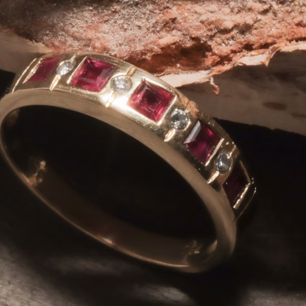 Elegant ring med diamanter og rubiner i 18 karat guld