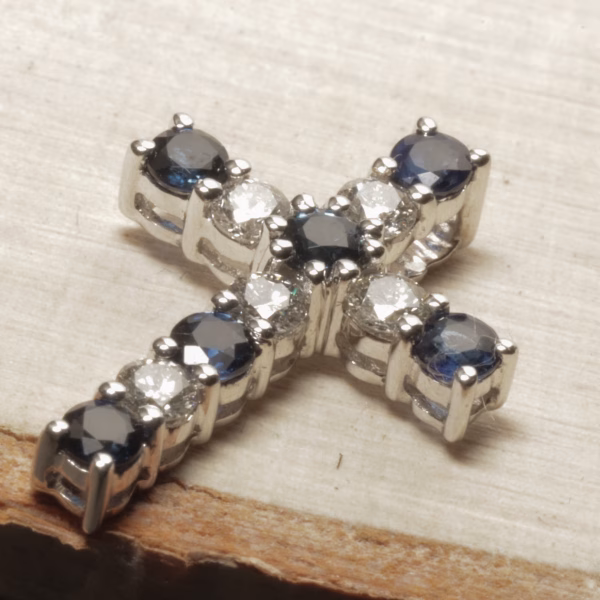 Kors med diamanter og blå safirer i 18 karat hvidguld