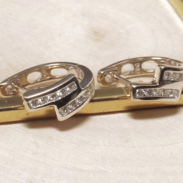 Ørehængere med diamanter i 18 karat guld