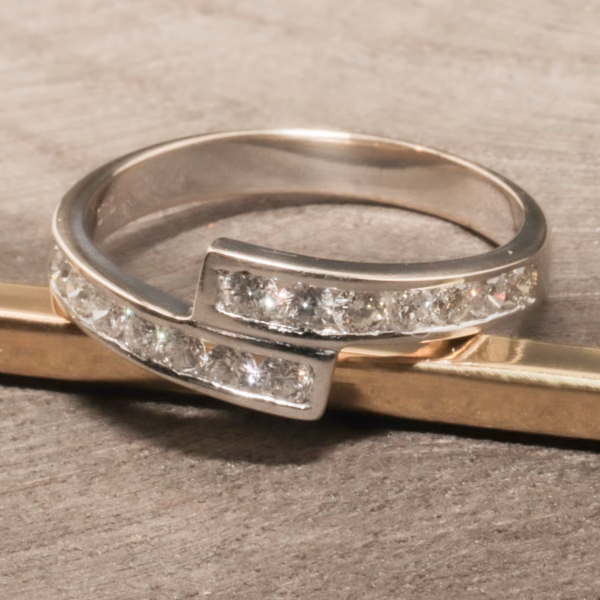 Bypass-ring med diamanter i 18 karat guld