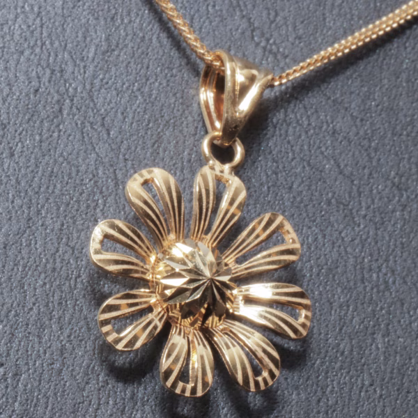 Halskæde med blomster-vedhæng i 21 karat guld