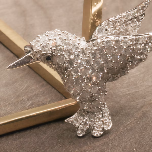 Kolibribroche med diamanter i 18 karat hvidguld